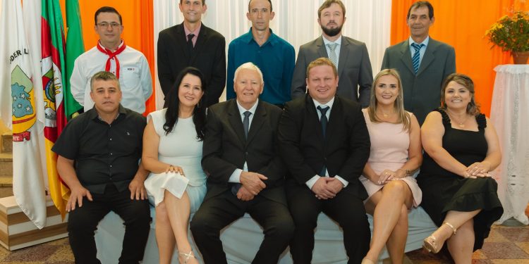 ELEITOS SÃO EMPOSSADOS: Vereadores eleitos são empossados. Vereadora Elisandra Daniela Demichei – PP é eleita presidente para gestão 2025.