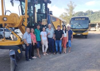 OBRAS: Bancadas do PP e PL prestigiam entrega de Motoniveladora ao município.