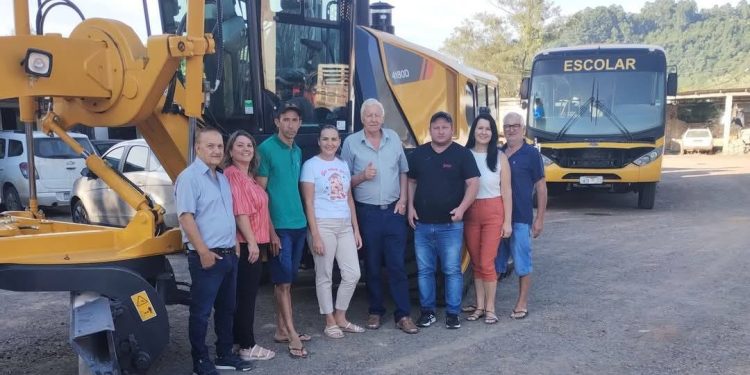OBRAS: Bancadas do PP e PL prestigiam entrega de Motoniveladora ao município.