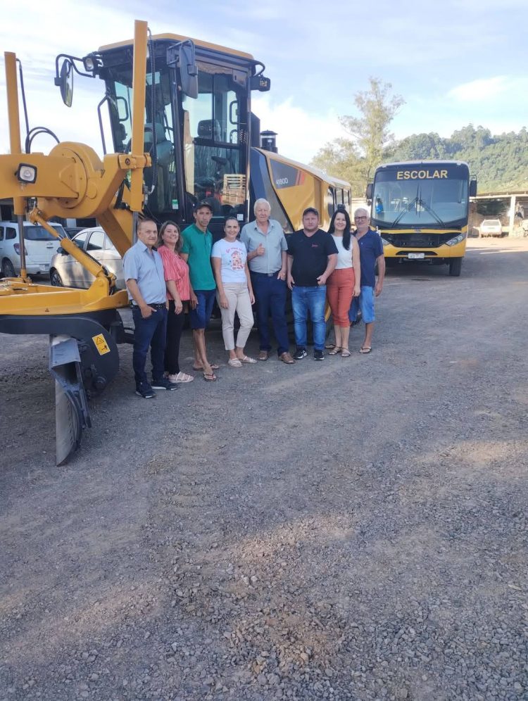 OBRAS: Bancadas do PP e PL prestigiam entrega de Motoniveladora ao município.
