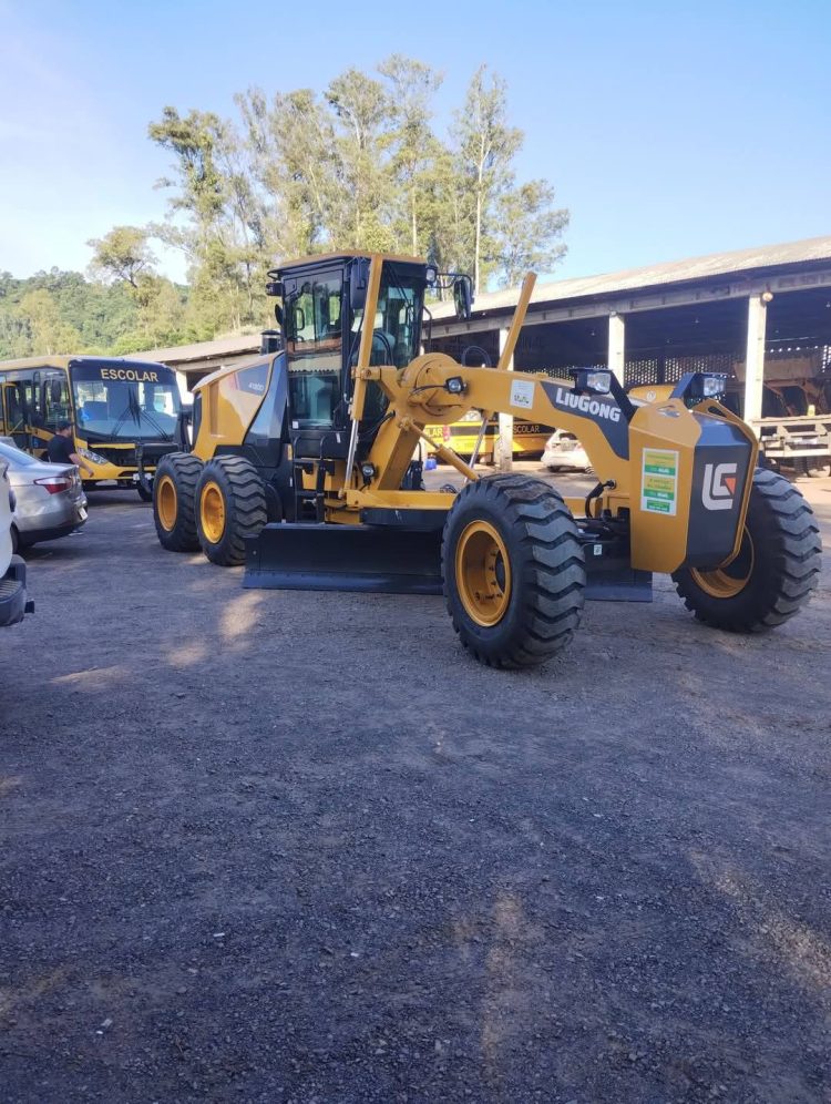 OBRAS: Bancadas do PP e PL prestigiam entrega de Motoniveladora ao município.