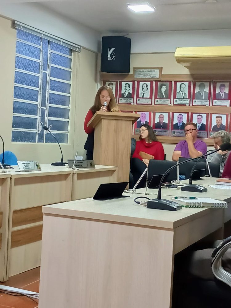 SESSÃO ORDINÁRIA: Vereadores analisam projetos em Sesão Ordinária e solicitam moção de parabenização e reconhecimento a alunos.