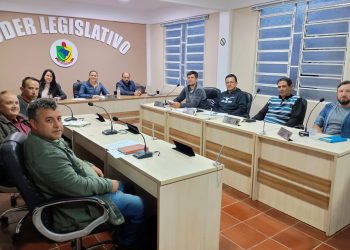 SESSÃO ORDINÁRIA: Vereadores analisam projetos em Sesão Ordinária e solicitam moção de parabenização e reconhecimento a alunos.