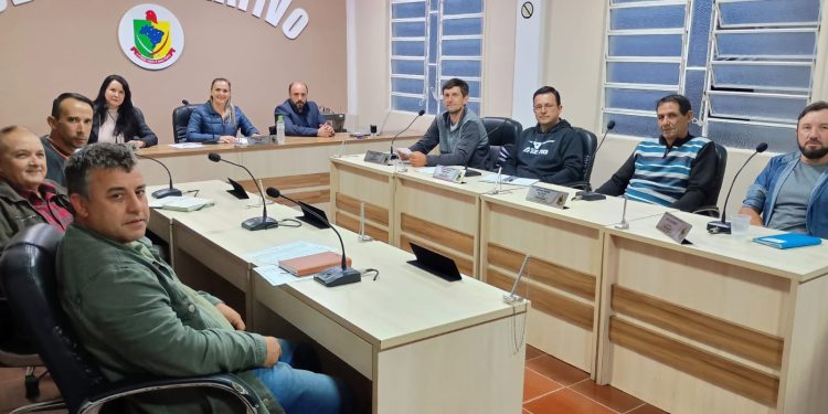 SESSÃO ORDINÁRIA: Vereadores analisam projetos em Sesão Ordinária e solicitam moção de parabenização e reconhecimento a alunos.