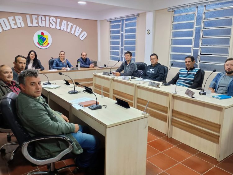 SESSÃO ORDINÁRIA: Vereadores analisam projetos em Sesão Ordinária e solicitam moção de parabenização e reconhecimento a alunos.