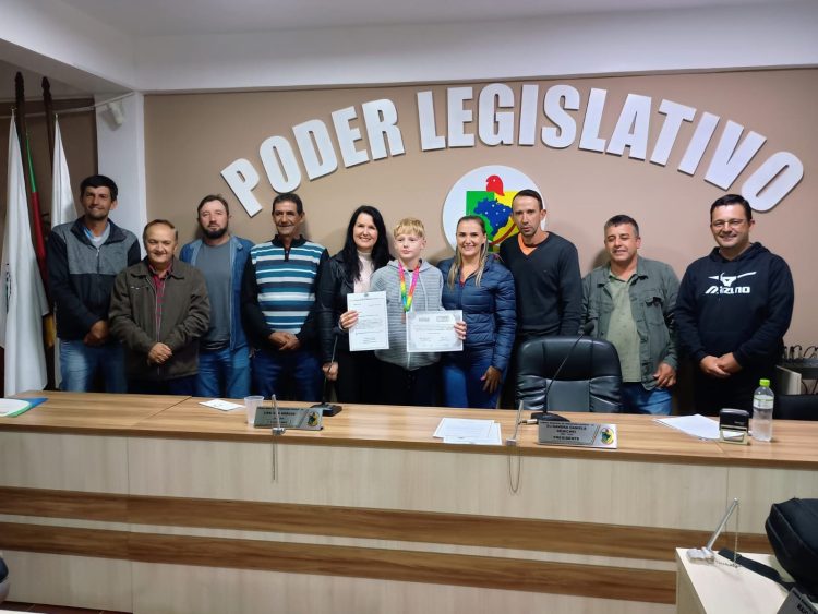 SESSÃO ORDINÁRIA: Vereadores analisam projetos em Sesão Ordinária e solicitam moção de parabenização e reconhecimento a alunos.