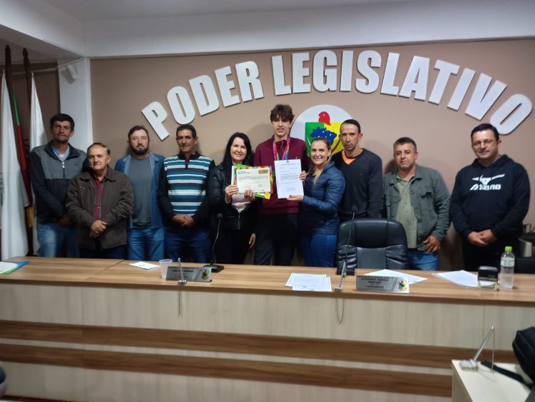 SESSÃO ORDINÁRIA: Vereadores analisam projetos em Sesão Ordinária e solicitam moção de parabenização e reconhecimento a alunos.