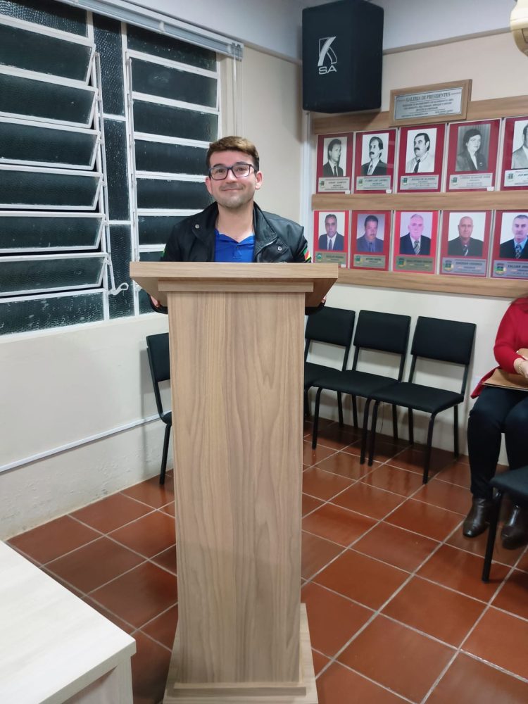 SESSÃO ORDINÁRIA: Vereadores analisam projetos em Sesão Ordinária e solicitam moção de parabenização e reconhecimento a alunos.