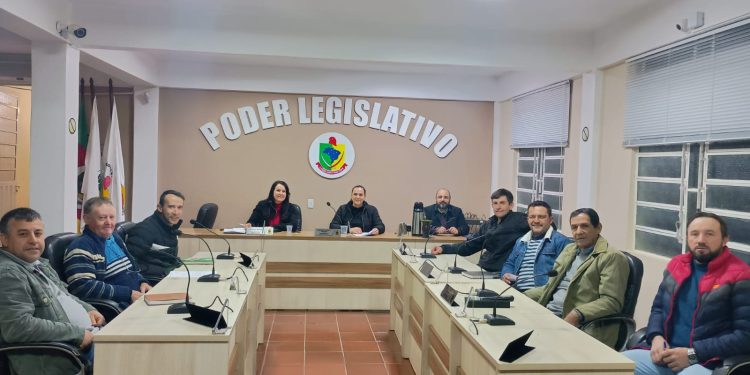 14ª SESSÃO ORDINÁRIA: Projetos são apreciados pelos vereadores. Ver. Edair Pappis reassume vaga no legislativo.