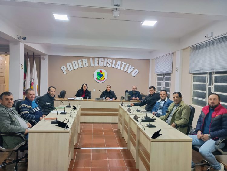 14ª SESSÃO ORDINÁRIA: Projetos são apreciados pelos vereadores. Ver. Edair Pappis reassume vaga no legislativo.